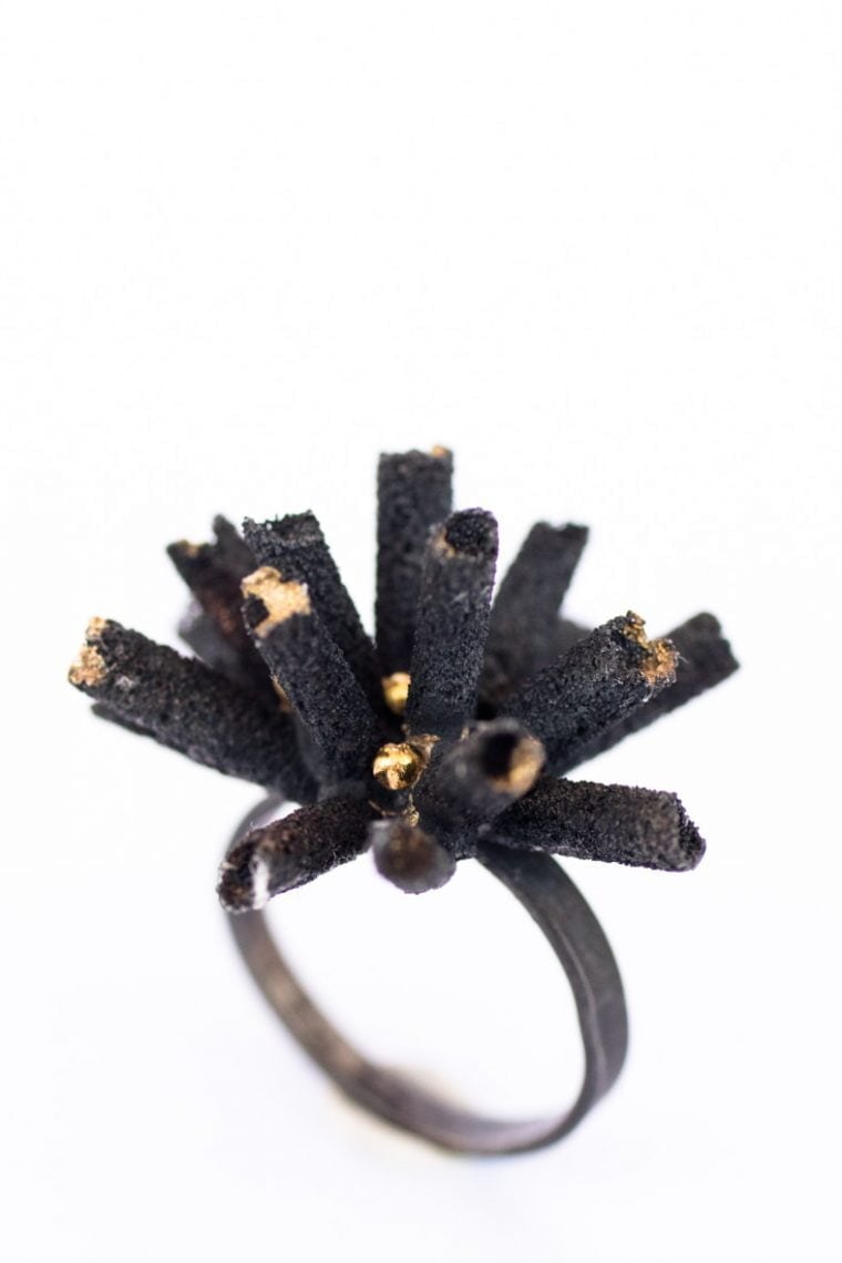 anillo erizo negro-pieza-de-arte