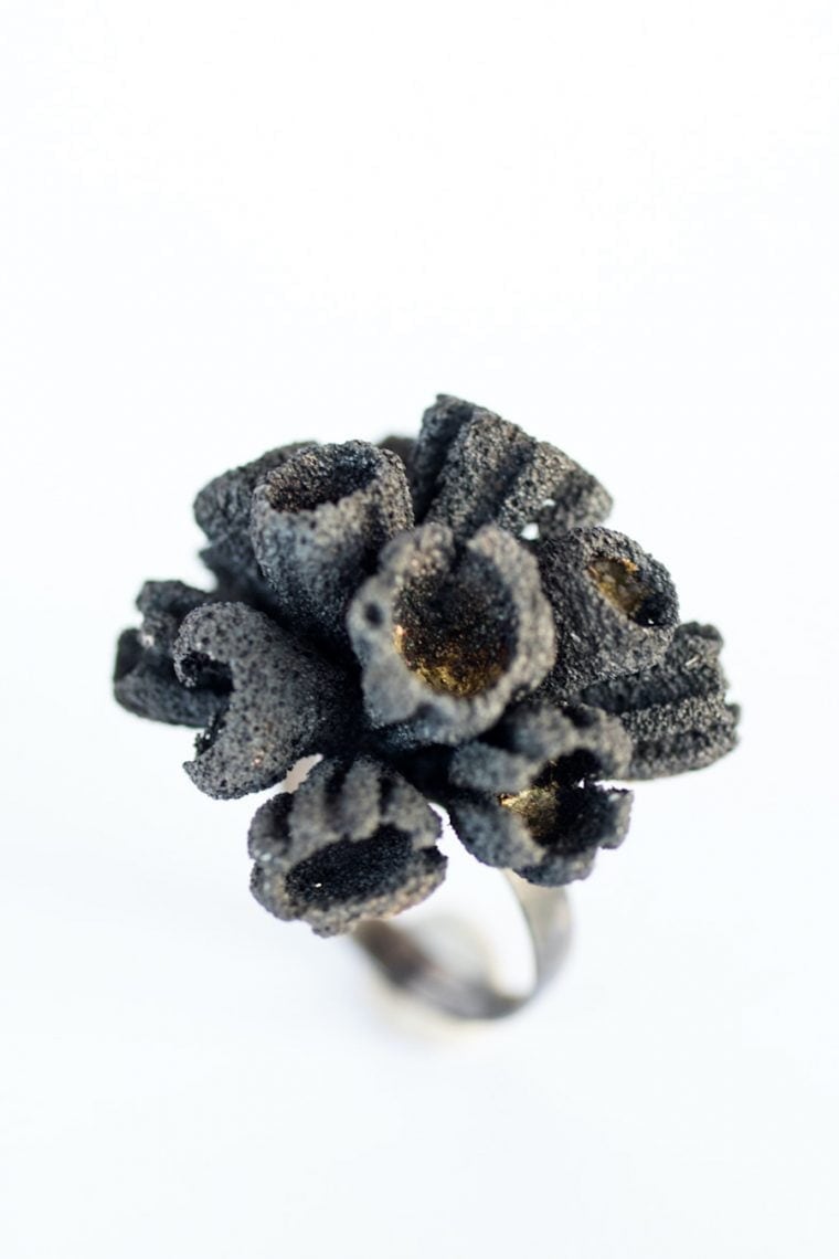 anillo flor de esponja-pieza-de-arte